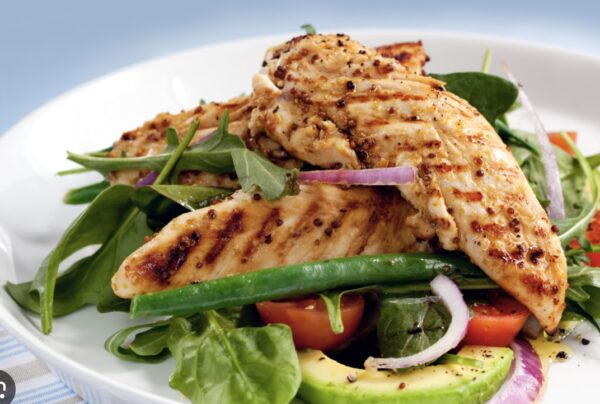 Exquisita ensalada con pollo